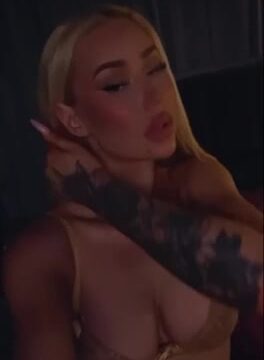 Iggy Azalea – Gold Lingerie Tease Onlyfans leak